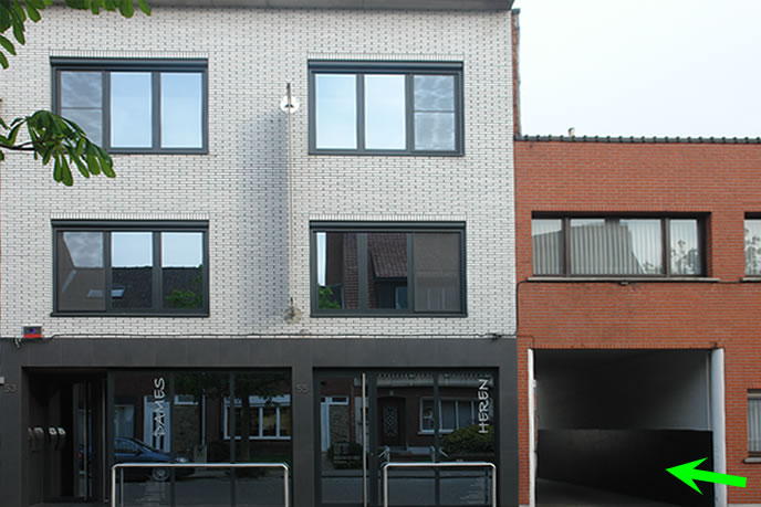 Poort naast kapsalon